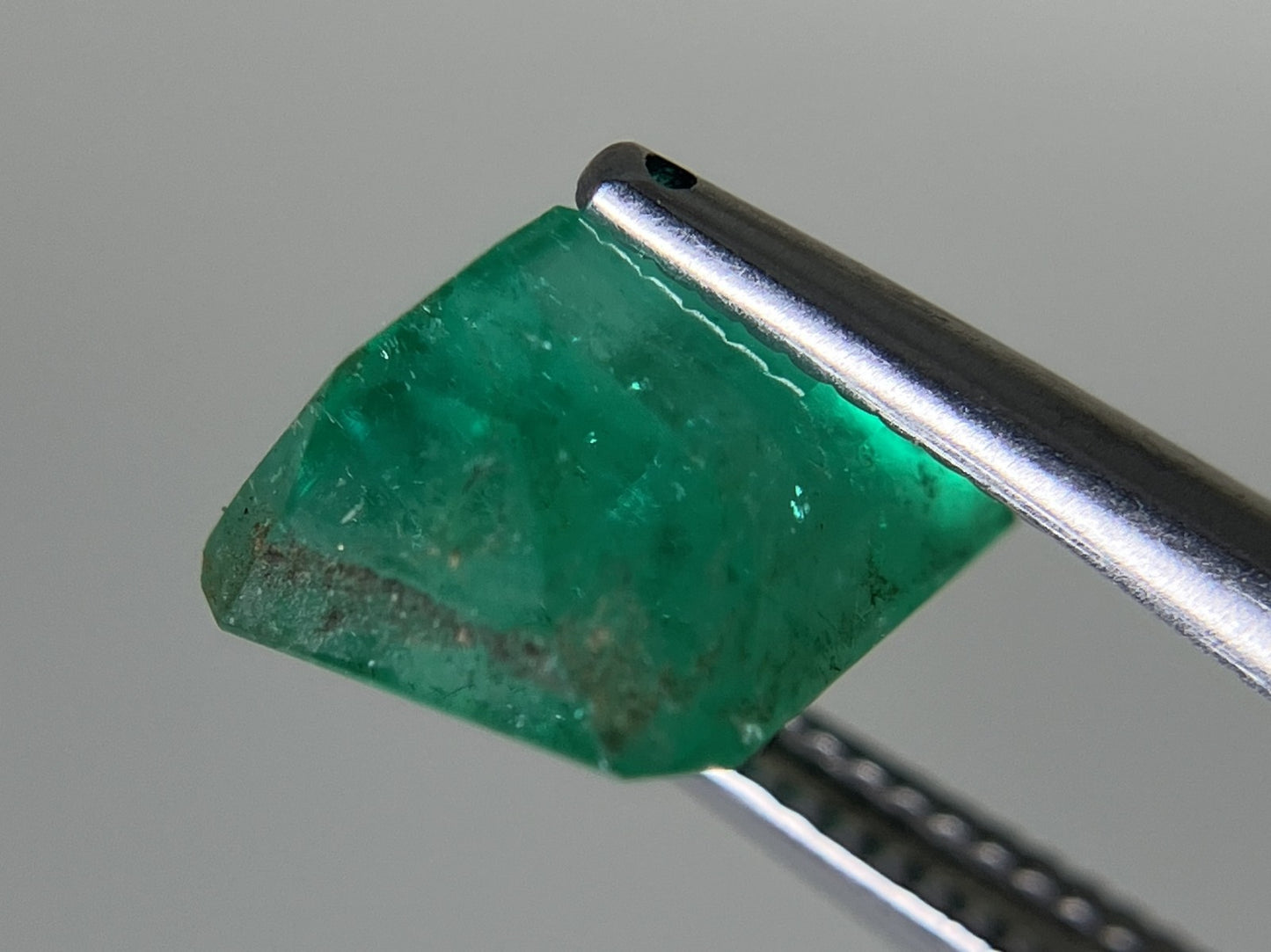 エメラルド 2.154ct 中央宝石ソーティング付き  8.41㎜×7.07㎜×5.06㎜  ルース（ 裸石 ） 3153YY
