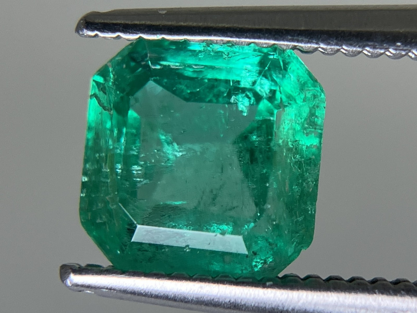 エメラルド 1.221ct 中央宝石ソーティング付き  6.58㎜×6.55㎜×4.09㎜  ルース（ 裸石 ） 3167YY