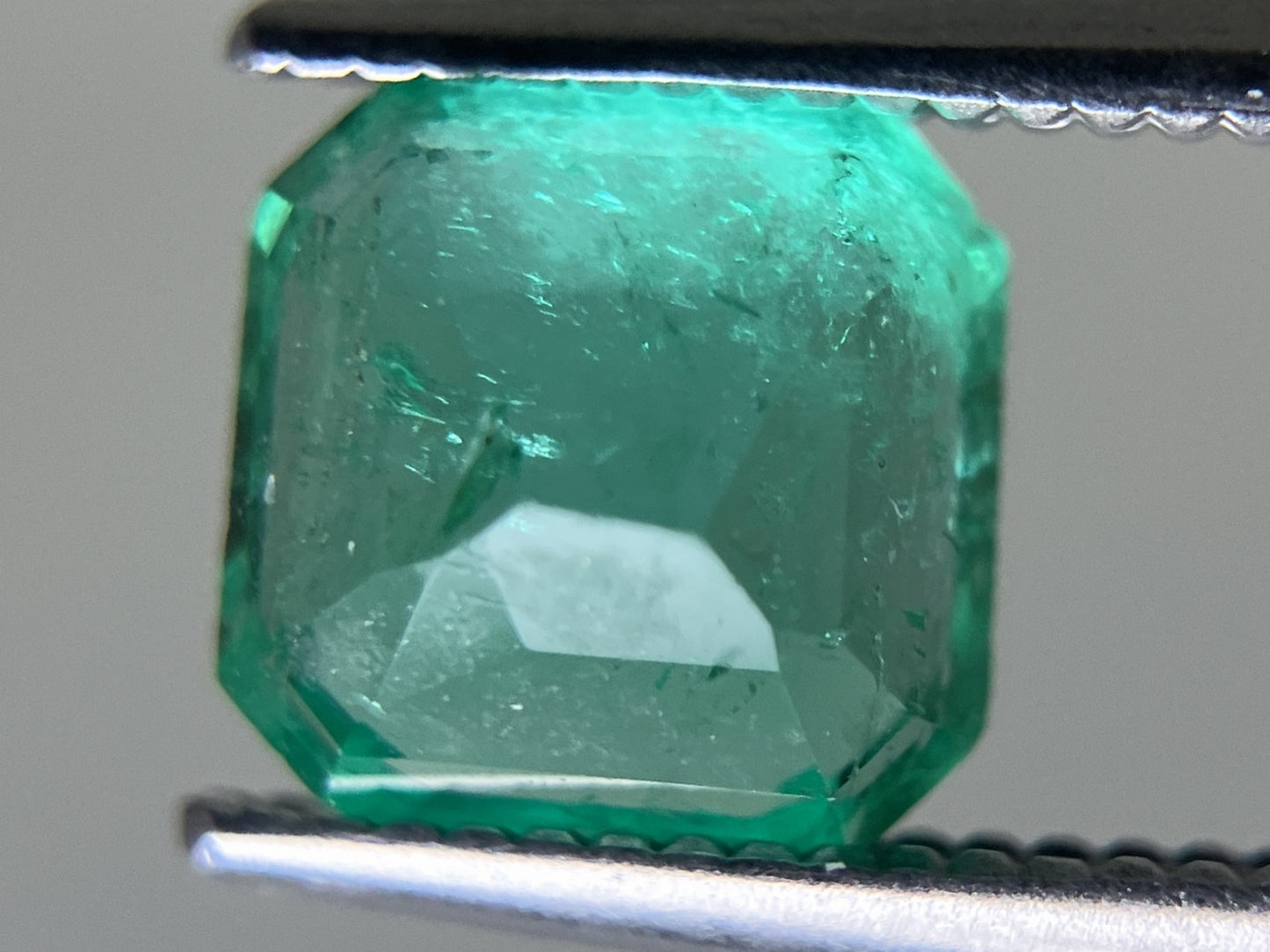 エメラルド 1.221ct 中央宝石ソーティング付き  6.58㎜×6.55㎜×4.09㎜  ルース（ 裸石 ） 3167YY