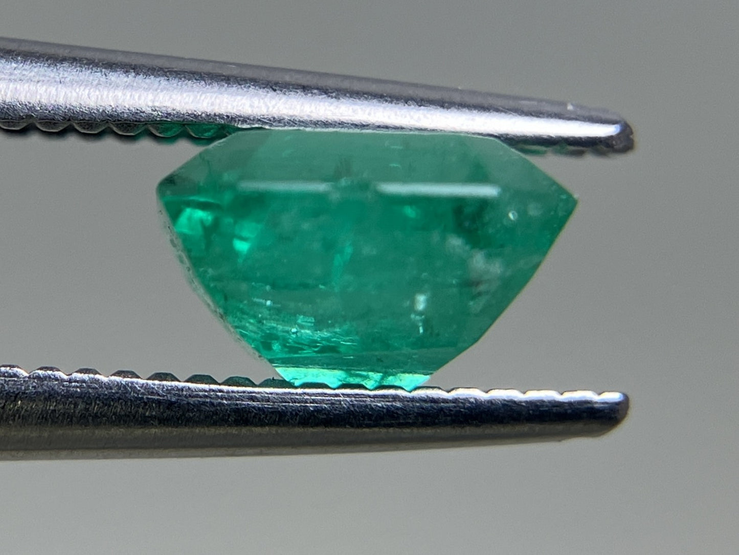 エメラルド 1.221ct 中央宝石ソーティング付き  6.58㎜×6.55㎜×4.09㎜  ルース（ 裸石 ） 3167YY