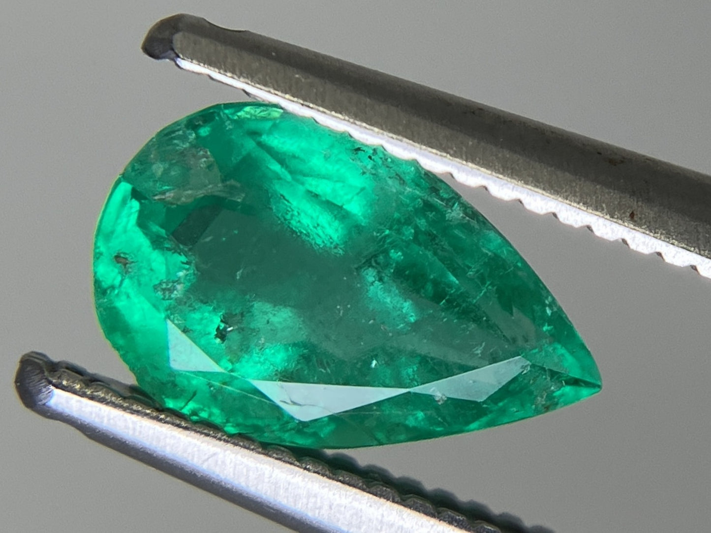 エメラルド 1.020ct 中央宝石ソーティング付き  8.70㎜×5.53㎜×4.04㎜  ルース（ 裸石 ） 4670YY