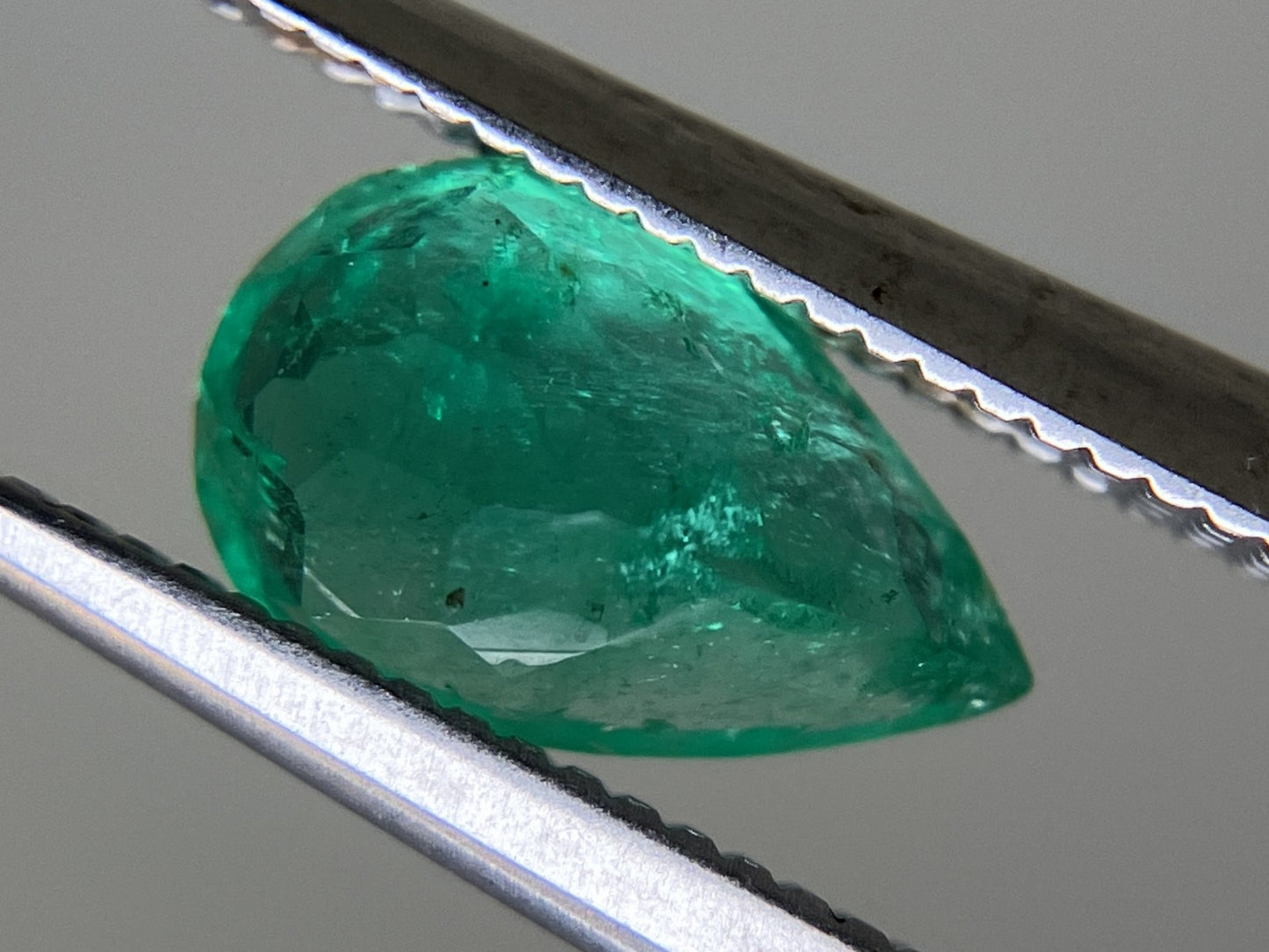 エメラルド 1.020ct 中央宝石ソーティング付き  8.70㎜×5.53㎜×4.04㎜  ルース（ 裸石 ） 4670YY