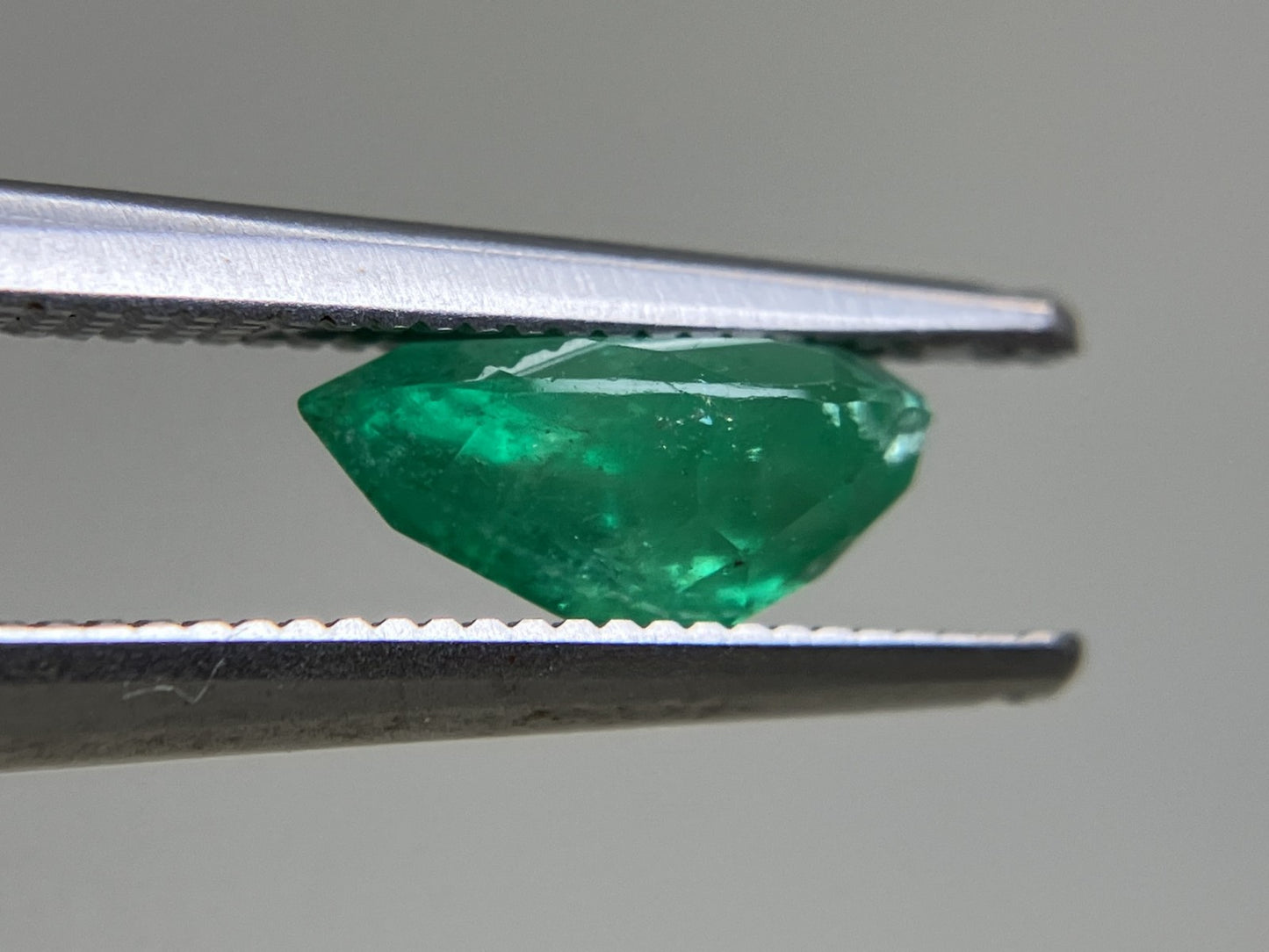 エメラルド 1.020ct 中央宝石ソーティング付き  8.70㎜×5.53㎜×4.04㎜  ルース（ 裸石 ） 4670YY