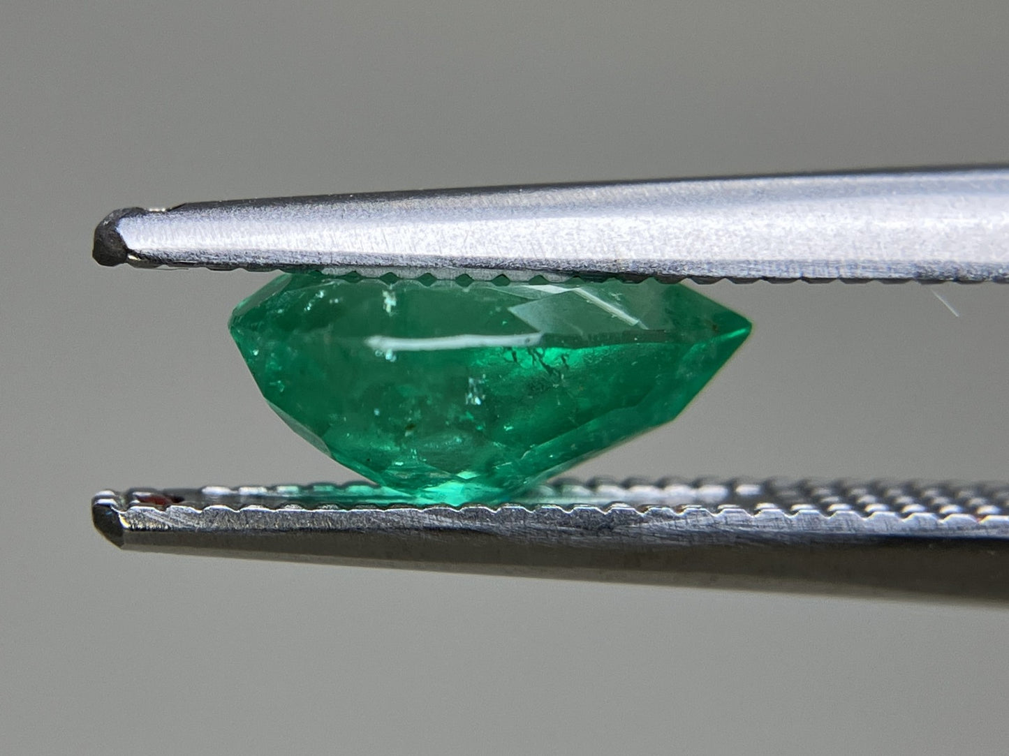 エメラルド 1.020ct 中央宝石ソーティング付き  8.70㎜×5.53㎜×4.04㎜  ルース（ 裸石 ） 4670YY