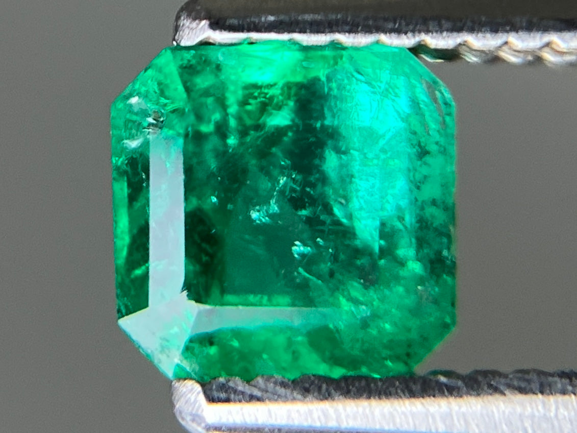 エメラルド 天然 0.512ct 中央宝石ソーティング付き 4.85㎜×4.80㎜×3.37㎜ ルース（ 裸石 ） 7684YY