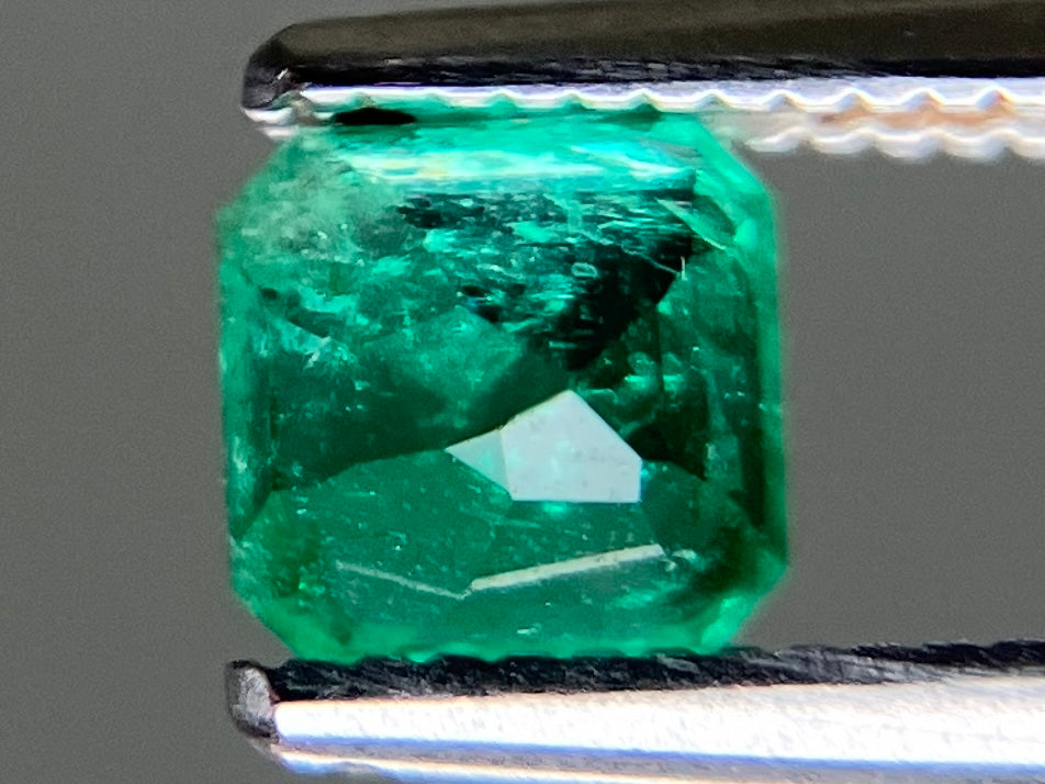 エメラルド 天然 0.512ct 中央宝石ソーティング付き 4.85㎜×4.80㎜×3.37㎜ ルース（ 裸石 ） 7684YY