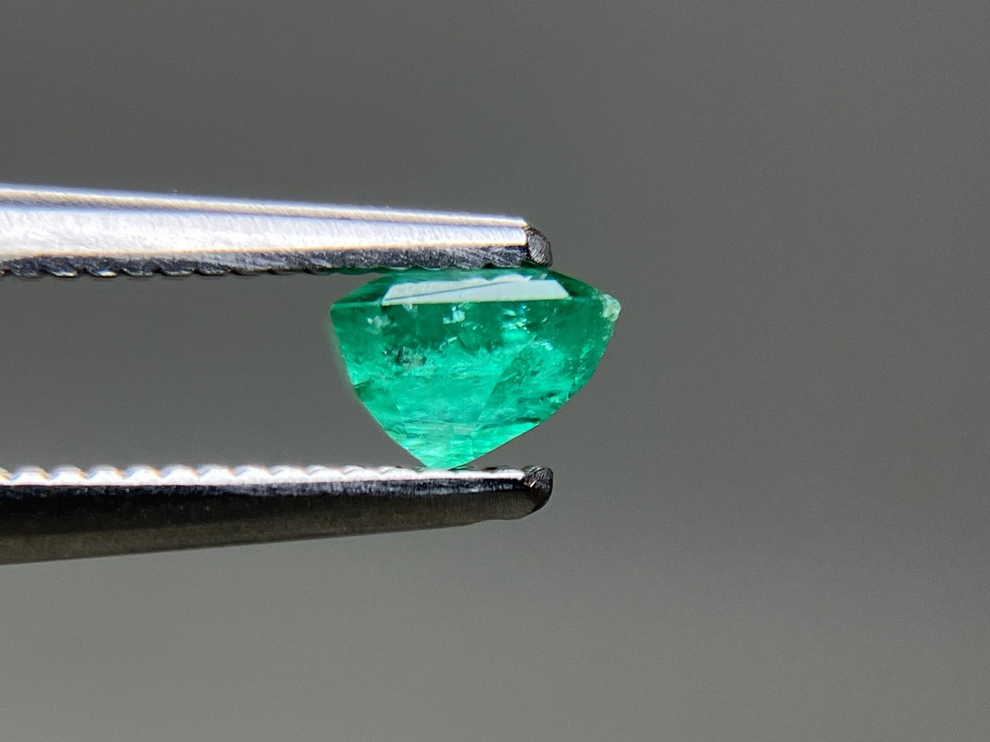 エメラルド 天然 0.512ct 中央宝石ソーティング付き 4.85㎜×4.80㎜×3.37㎜ ルース（ 裸石 ） 7684YY