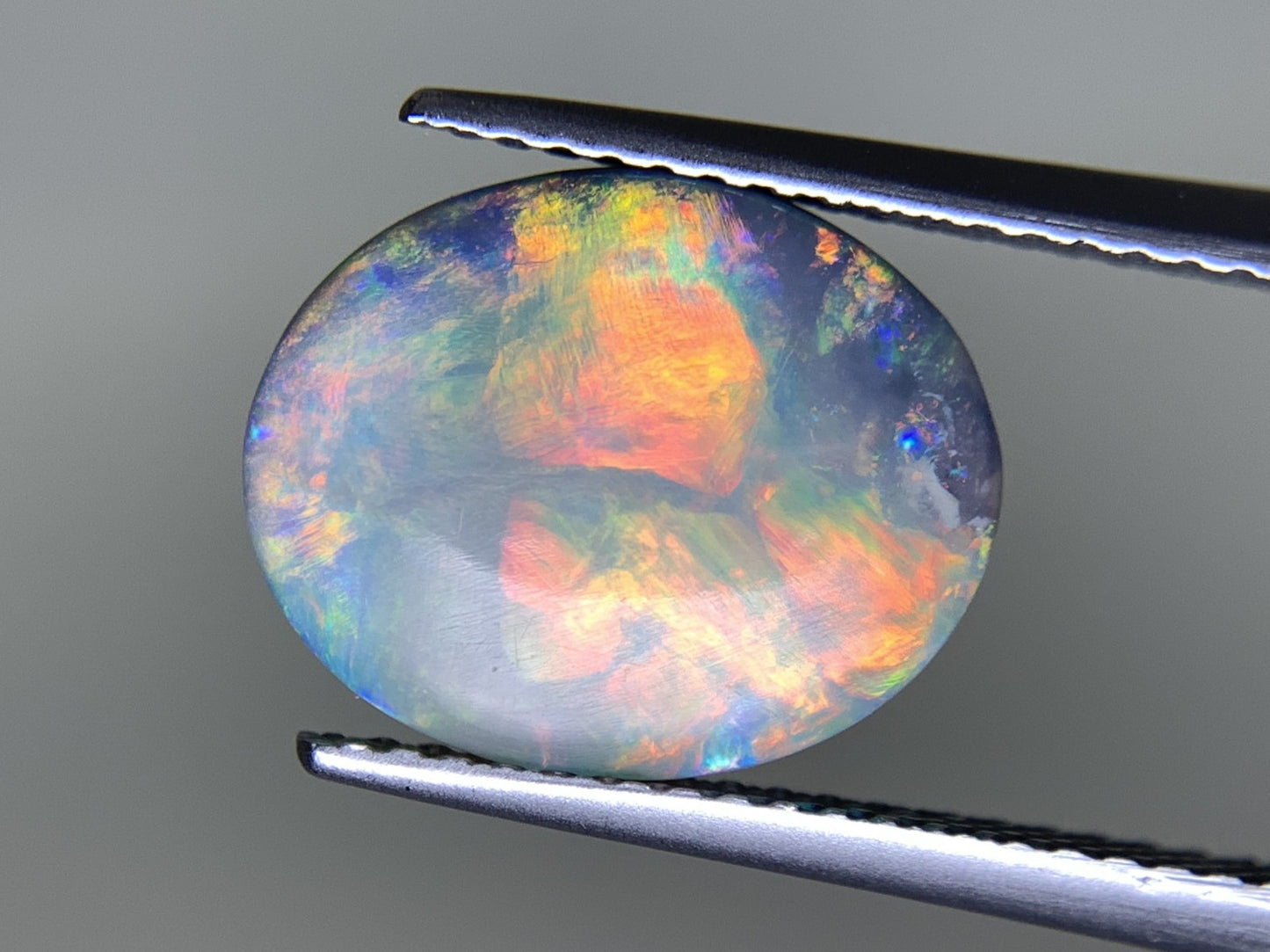 ブラックオパール  天然  2.261ct  中央宝石ソーティング付き  12.8㎜×10.4㎜×2.6㎜   天然 ルース（ 裸石 ） 5070Y