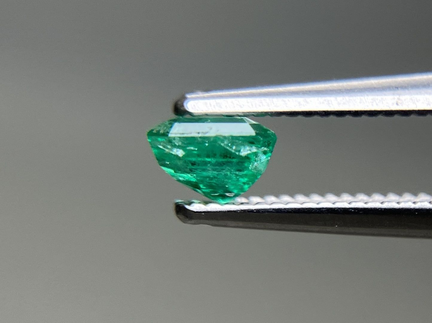 エメラルド 天然 0.512ct 中央宝石ソーティング付き 4.85㎜×4.80㎜×3.37㎜ ルース（ 裸石 ） 7684YY