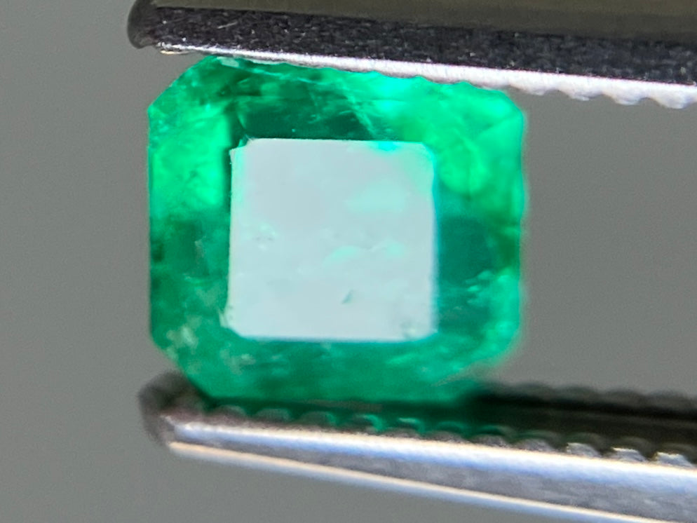 エメラルド 天然 0.512ct 中央宝石ソーティング付き 4.85㎜×4.80㎜×3.37㎜ ルース（ 裸石 ） 7684YY