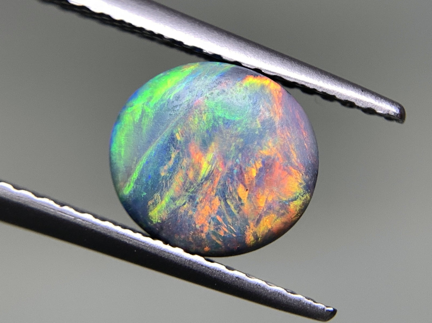 ブラックオパール 1.385ct 宝石ソーティング付き  8.4㎜×7.8㎜×3.3㎜  ルース（ 裸石 ） 2544Y