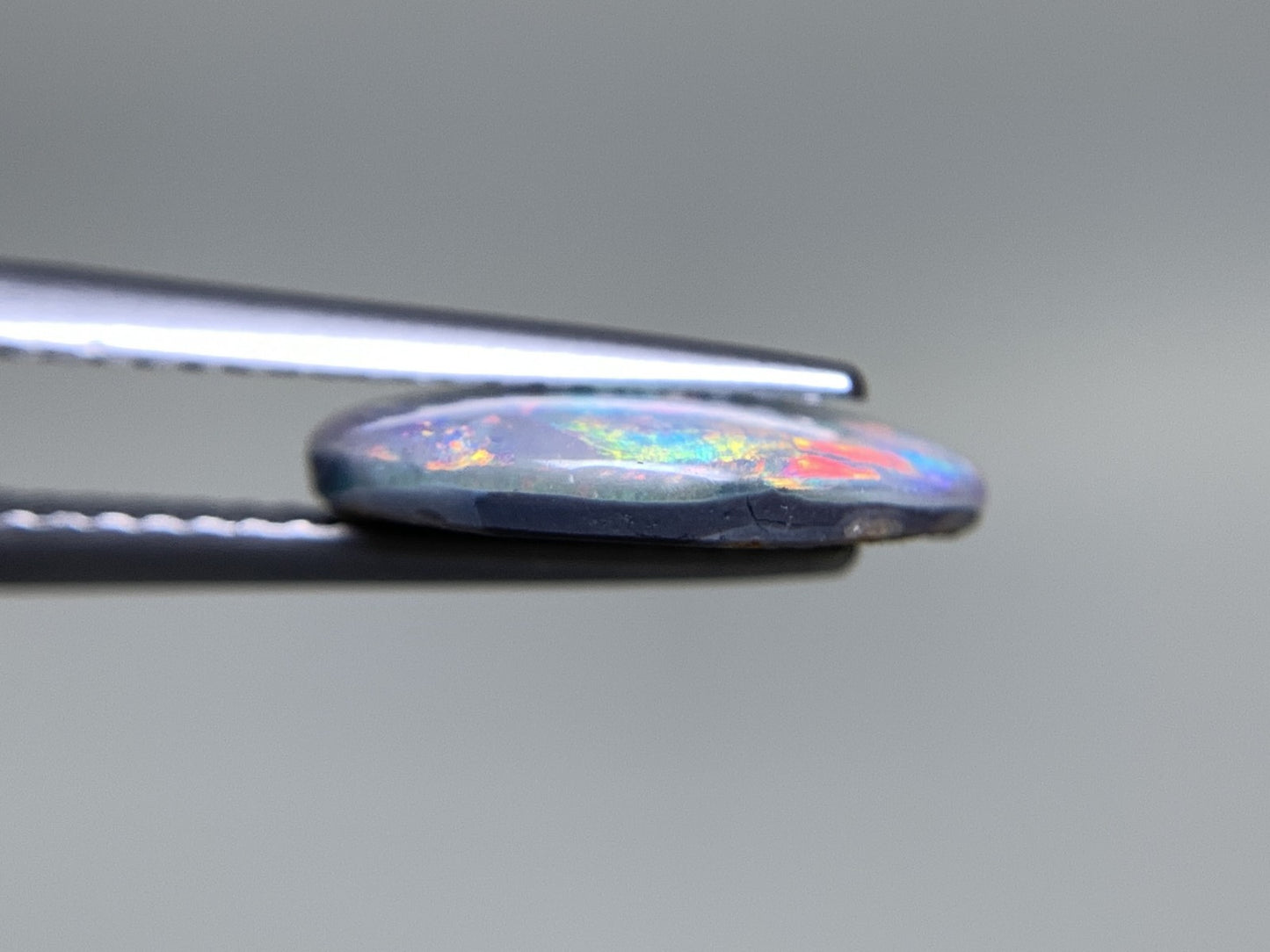 ブラックオパール  天然  2.261ct  中央宝石ソーティング付き  12.8㎜×10.4㎜×2.6㎜   天然 ルース（ 裸石 ） 5070Y