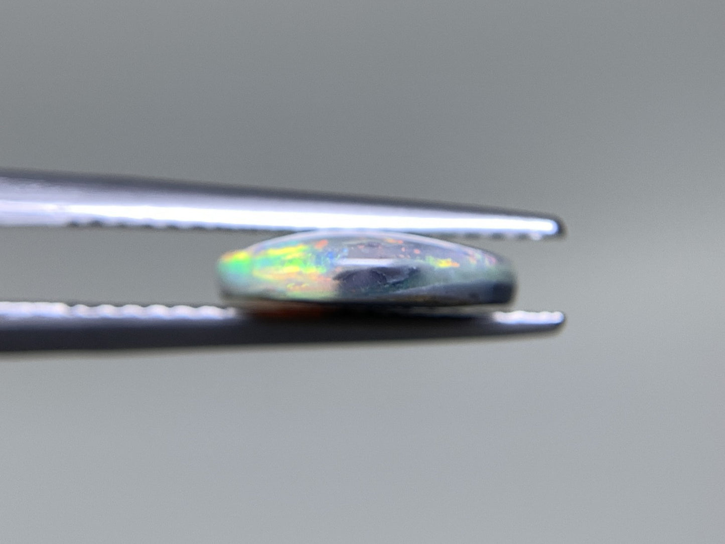 ブラックオパール  天然  2.261ct  中央宝石ソーティング付き  12.8㎜×10.4㎜×2.6㎜   天然 ルース（ 裸石 ） 5070Y