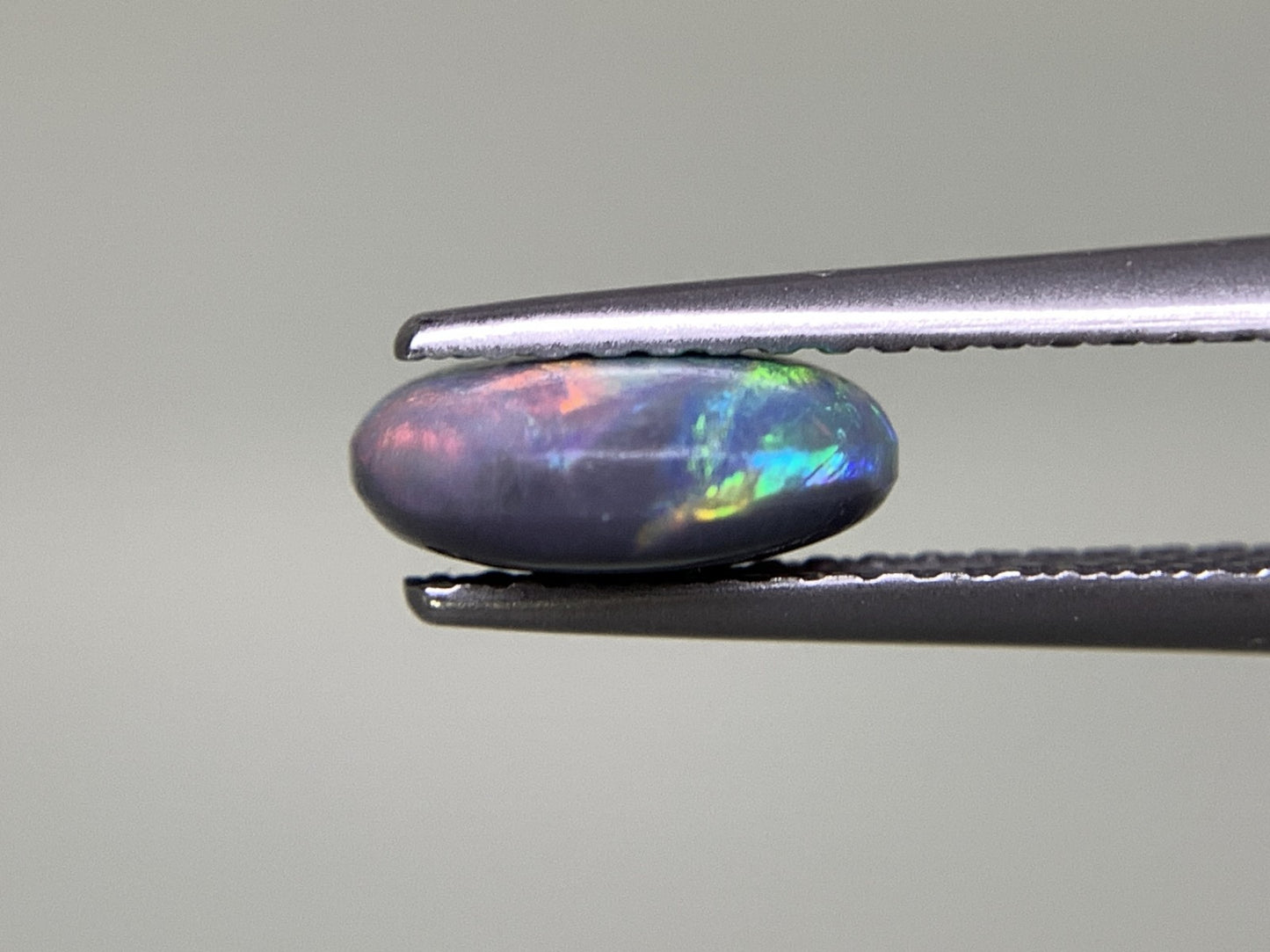 ブラックオパール 1.385ct 宝石ソーティング付き  8.4㎜×7.8㎜×3.3㎜  ルース（ 裸石 ） 2544Y