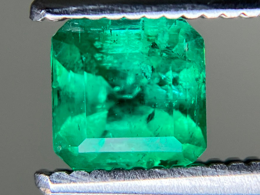 エメラルド 天然 0.561ct 中央宝石ソーティング付き 4.78㎜×4.73㎜×3.96㎜ ルース（ 裸石 ） 7686YY