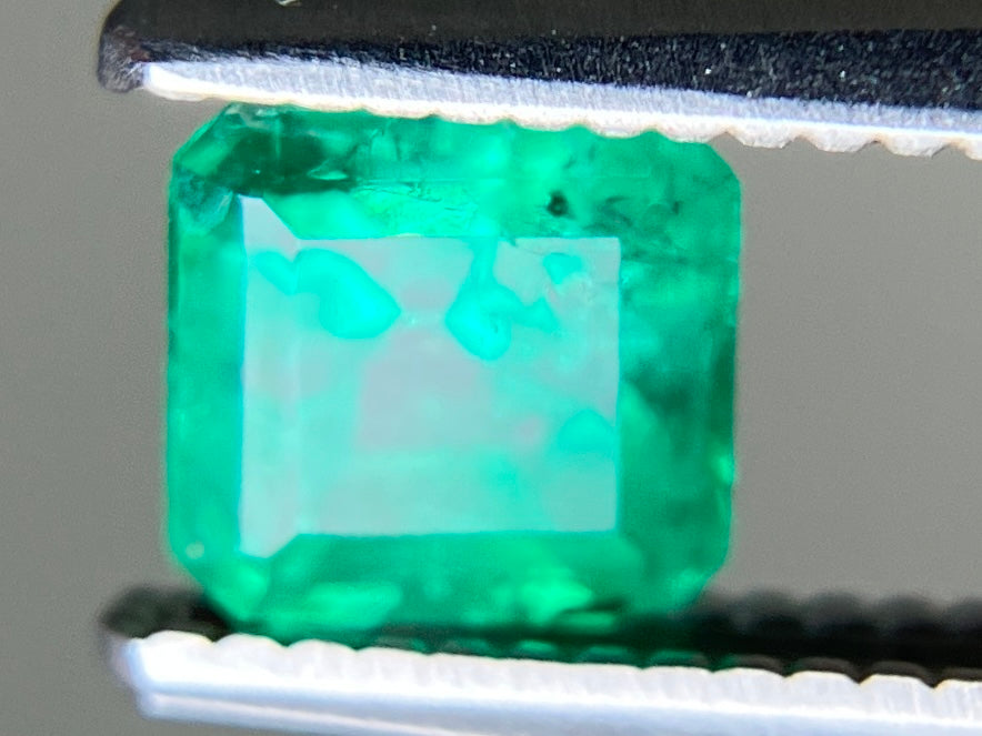 エメラルド 天然 0.561ct 中央宝石ソーティング付き 4.78㎜×4.73㎜×3.96㎜ ルース（ 裸石 ） 7686YY