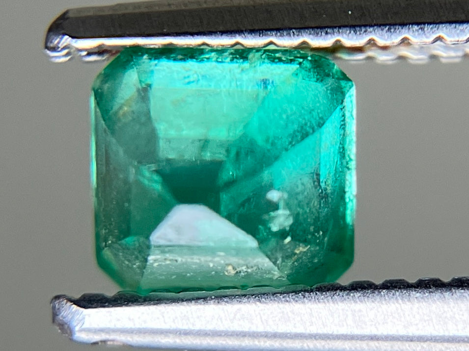 エメラルド 天然 0.561ct 中央宝石ソーティング付き 4.78㎜×4.73㎜×3.96㎜ ルース（ 裸石 ） 7686YY
