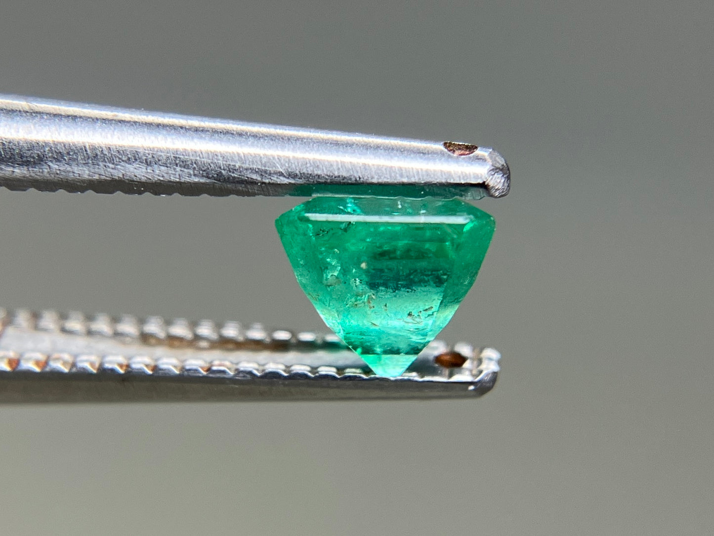 エメラルド 天然 0.561ct 中央宝石ソーティング付き 4.78㎜×4.73㎜×3.96㎜ ルース（ 裸石 ） 7686YY
