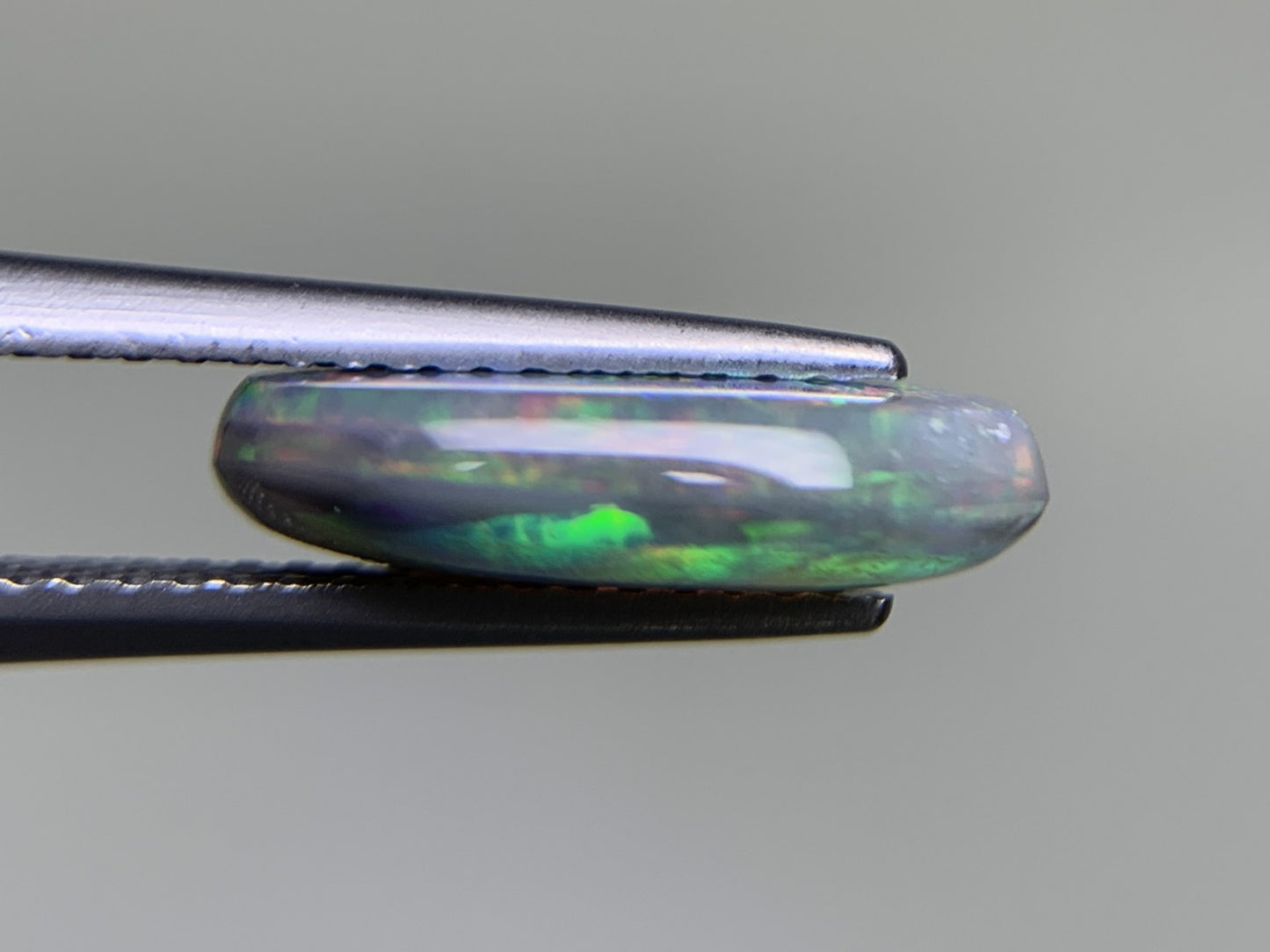 ブラックオパール 2.739ct  中央宝石ソーティング付き  13.8㎜×8.3㎜×3.5㎜  ルース（ 裸石 ） 3870Y