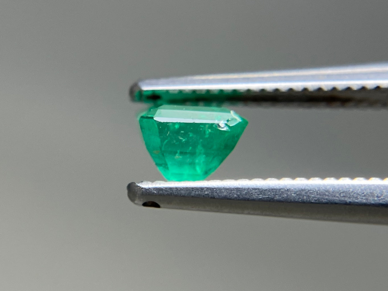 エメラルド 天然 0.561ct 中央宝石ソーティング付き 4.78㎜×4.73㎜×3.96㎜ ルース（ 裸石 ） 7686YY