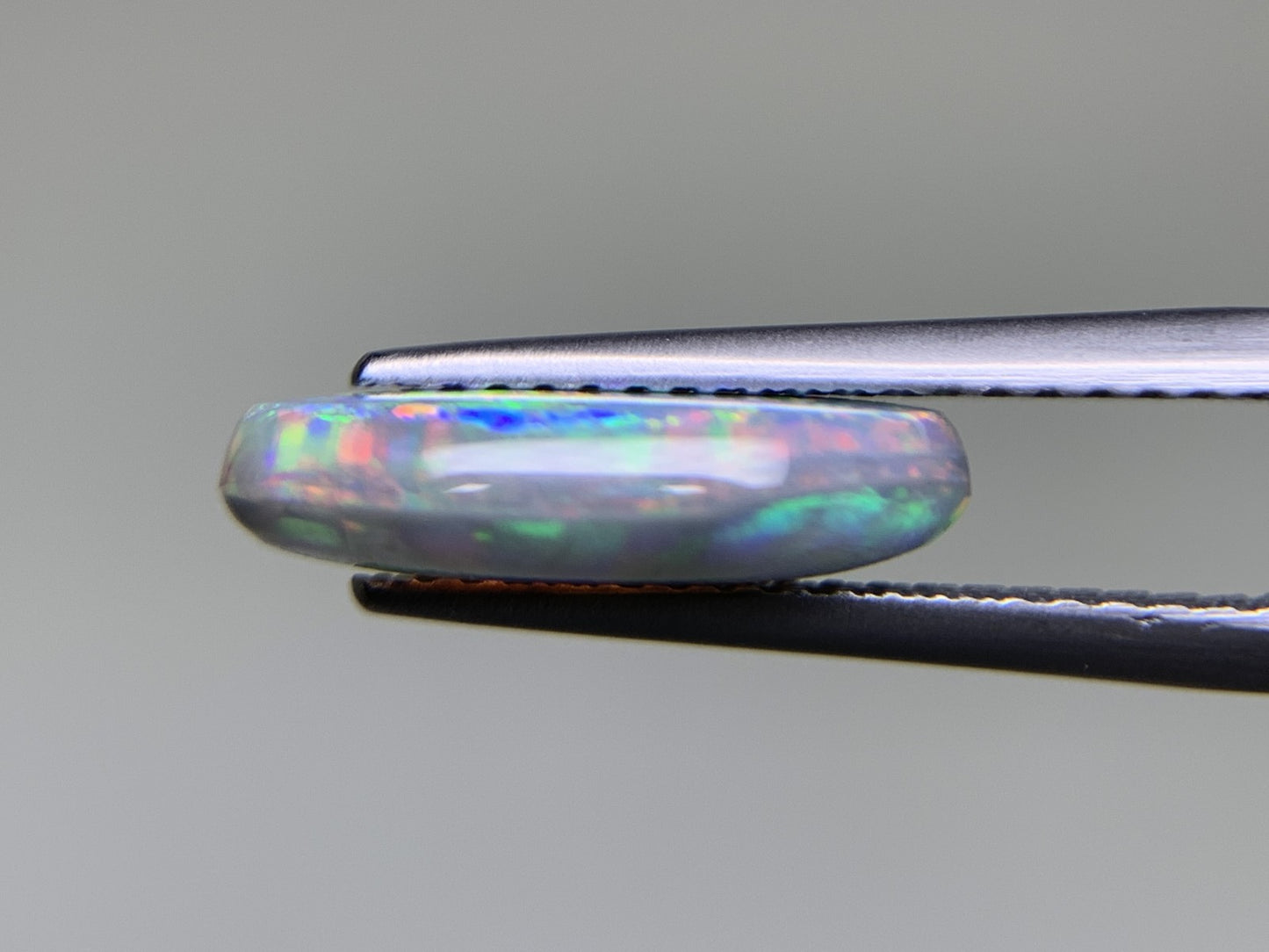 ブラックオパール 2.739ct  中央宝石ソーティング付き  13.8㎜×8.3㎜×3.5㎜  ルース（ 裸石 ） 3870Y