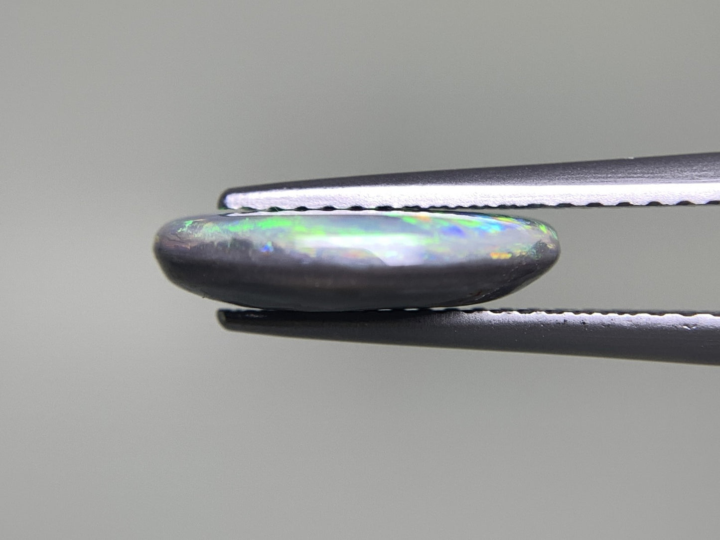 ブラックオパール 2.738ct 宝石ソーティング付き  12.8㎜×10.1㎜×3.1㎜  ルース（ 裸石 ） 2433Y
