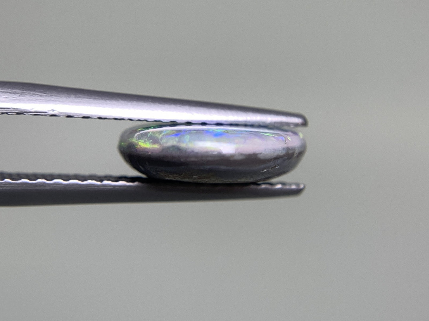 ブラックオパール 2.738ct 宝石ソーティング付き  12.8㎜×10.1㎜×3.1㎜  ルース（ 裸石 ） 2433Y