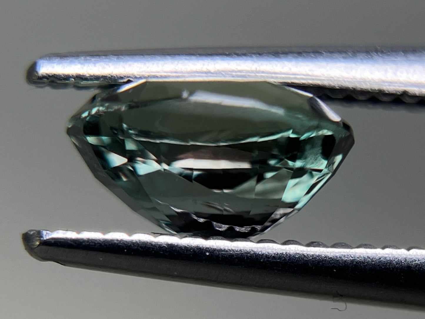 アレキサンドライト  1.28ct GIA鑑別書付き  6.84㎜×5.96㎜×3.86㎜ ルース（ 裸石 ） 3160YY