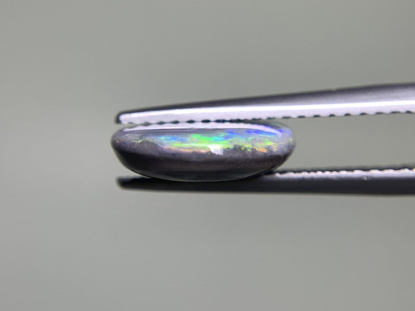 ブラックオパール 2.738ct 宝石ソーティング付き  12.8㎜×10.1㎜×3.1㎜  ルース（ 裸石 ） 2433Y