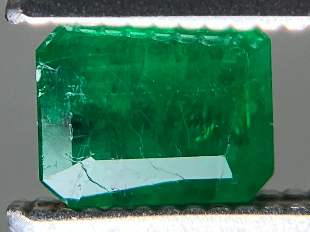 エメラルド 天然 0.614ct 中央宝石ソーティング付き 5.61㎜×4.47㎜×2.89㎜ ルース（ 裸石 ） 7689YY