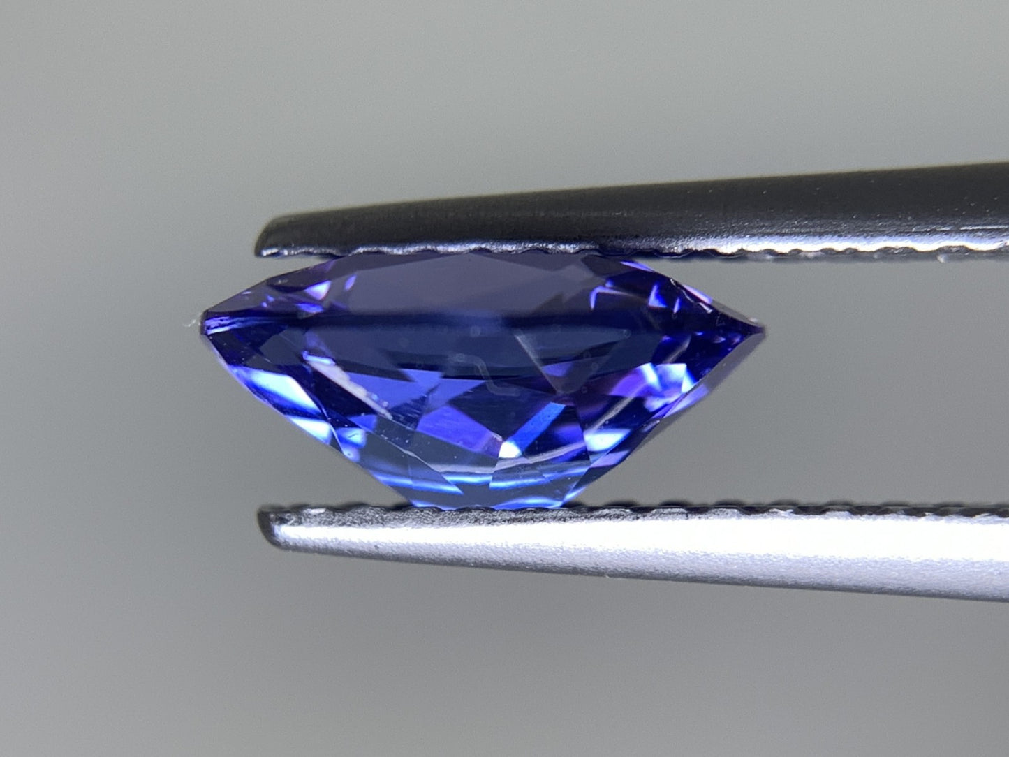 タンザナイト 天然 1.743ct 中央宝石ソーティング付き 8.89㎜×7.35㎜×4.07㎜ ルース（ 裸石 ） 5913Y