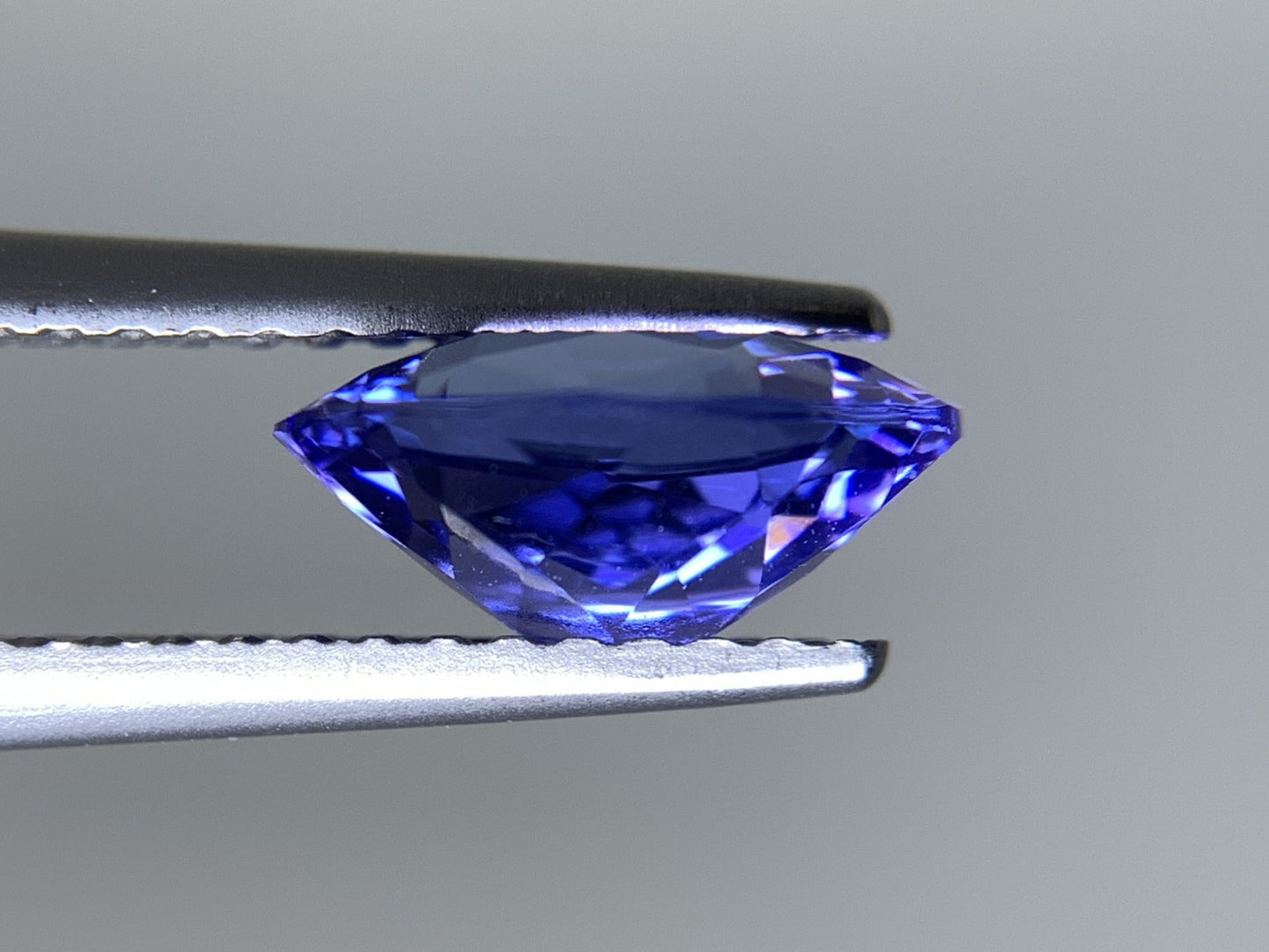 タンザナイト 天然 1.743ct 中央宝石ソーティング付き 8.89㎜×7.35㎜×4.07㎜ ルース（ 裸石 ） 5913Y