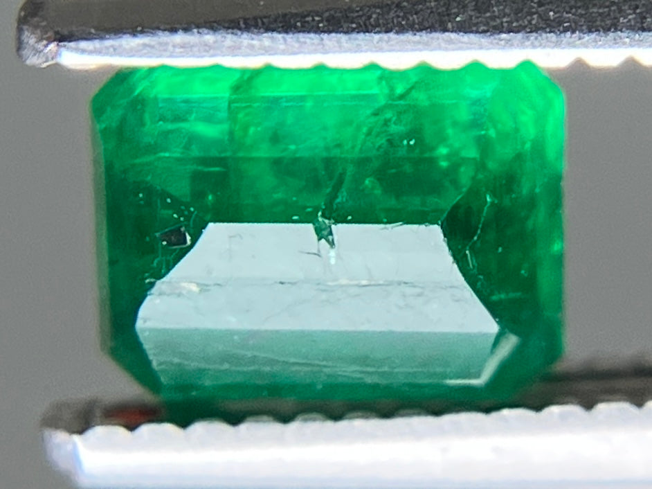 エメラルド 天然 0.614ct 中央宝石ソーティング付き 5.61㎜×4.47㎜×2.89㎜ ルース（ 裸石 ） 7689YY