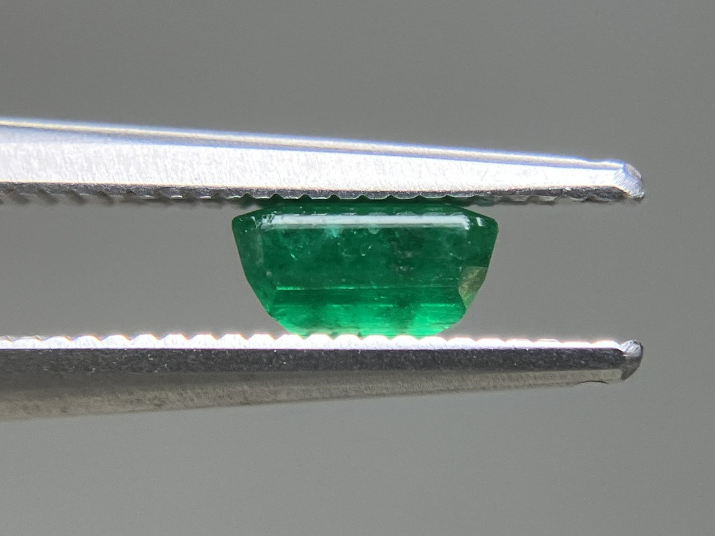 エメラルド 天然 0.614ct 中央宝石ソーティング付き 5.61㎜×4.47㎜×2.89㎜ ルース（ 裸石 ） 7689YY