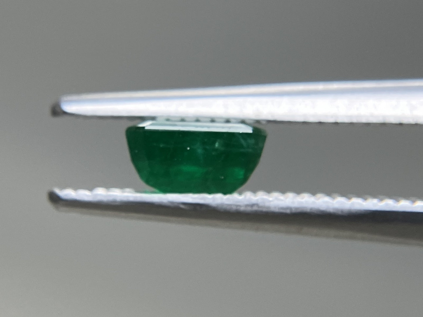 エメラルド 天然 0.614ct 中央宝石ソーティング付き 5.61㎜×4.47㎜×2.89㎜ ルース（ 裸石 ） 7689YY