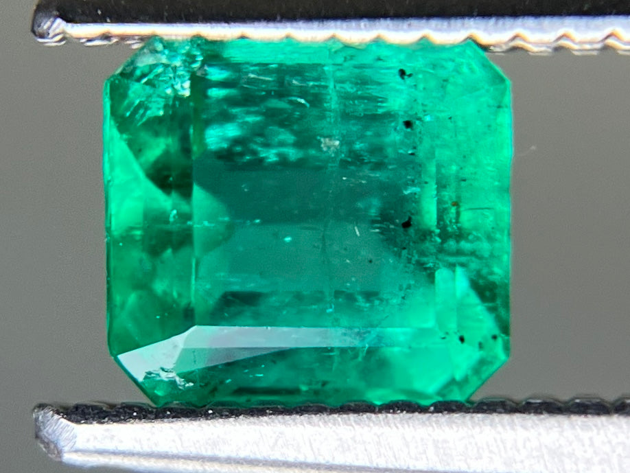 エメラルド 天然 0.683ct 中央宝石ソーティング付き 5.47㎜×4.99㎜×3.34㎜ ルース（ 裸石 ） 7683YY
