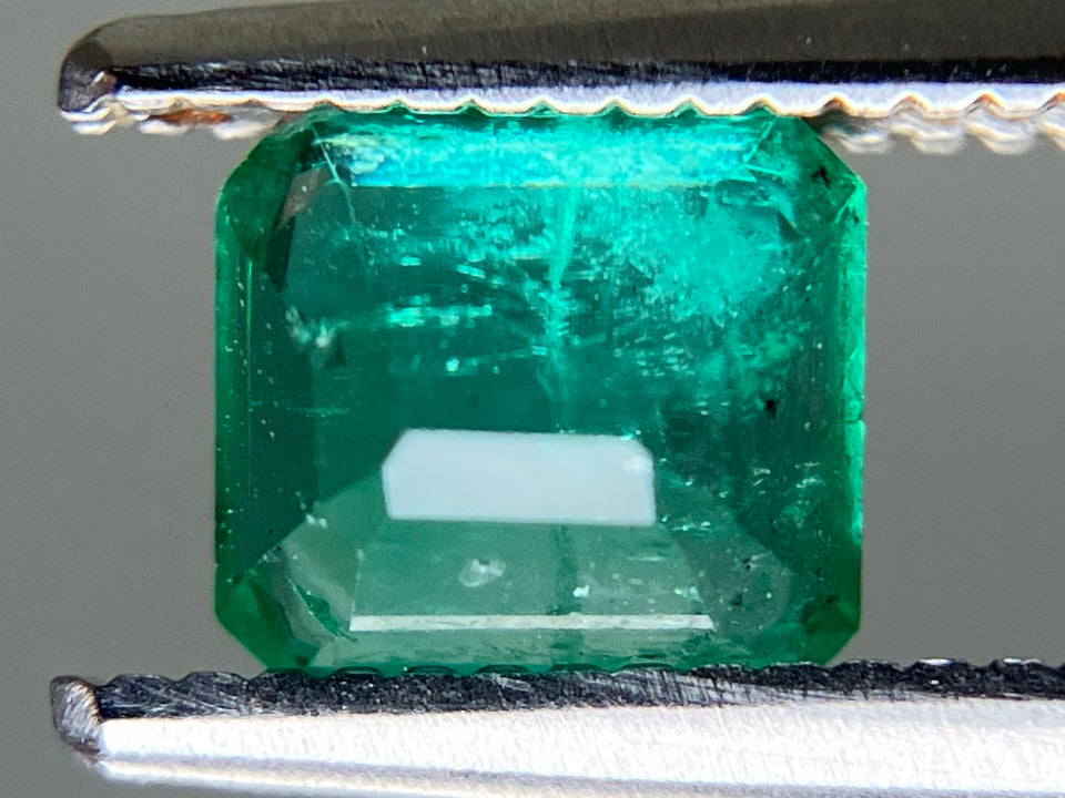 エメラルド 天然 0.683ct 中央宝石ソーティング付き 5.47㎜×4.99㎜×3.34㎜ ルース（ 裸石 ） 7683YY