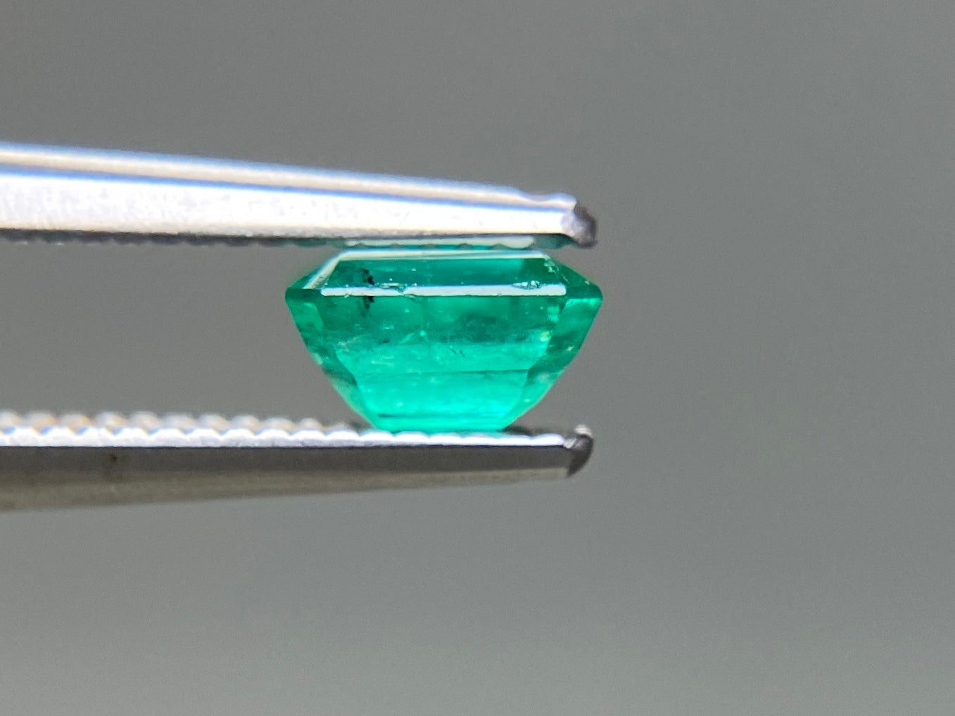 エメラルド 天然 0.683ct 中央宝石ソーティング付き 5.47㎜×4.99㎜×3.34㎜ ルース（ 裸石 ） 7683YY