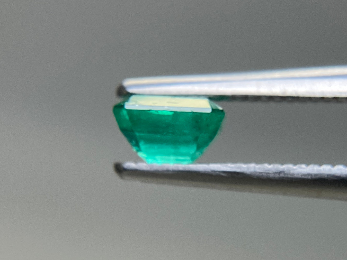 エメラルド 天然 0.683ct 中央宝石ソーティング付き 5.47㎜×4.99㎜×3.34㎜ ルース（ 裸石 ） 7683YY
