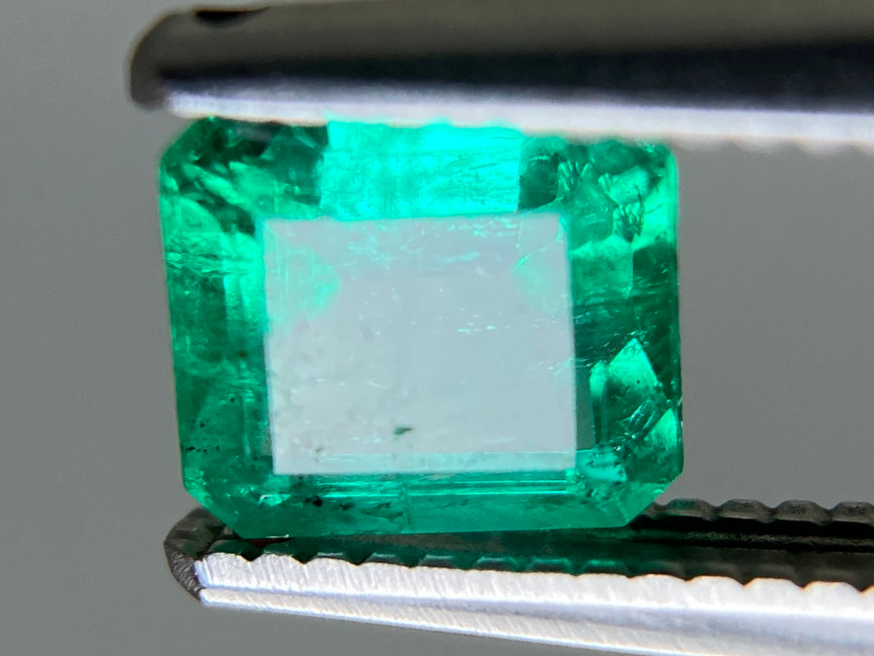 エメラルド 天然 0.683ct 中央宝石ソーティング付き 5.47㎜×4.99㎜×3.34㎜ ルース（ 裸石 ） 7683YY