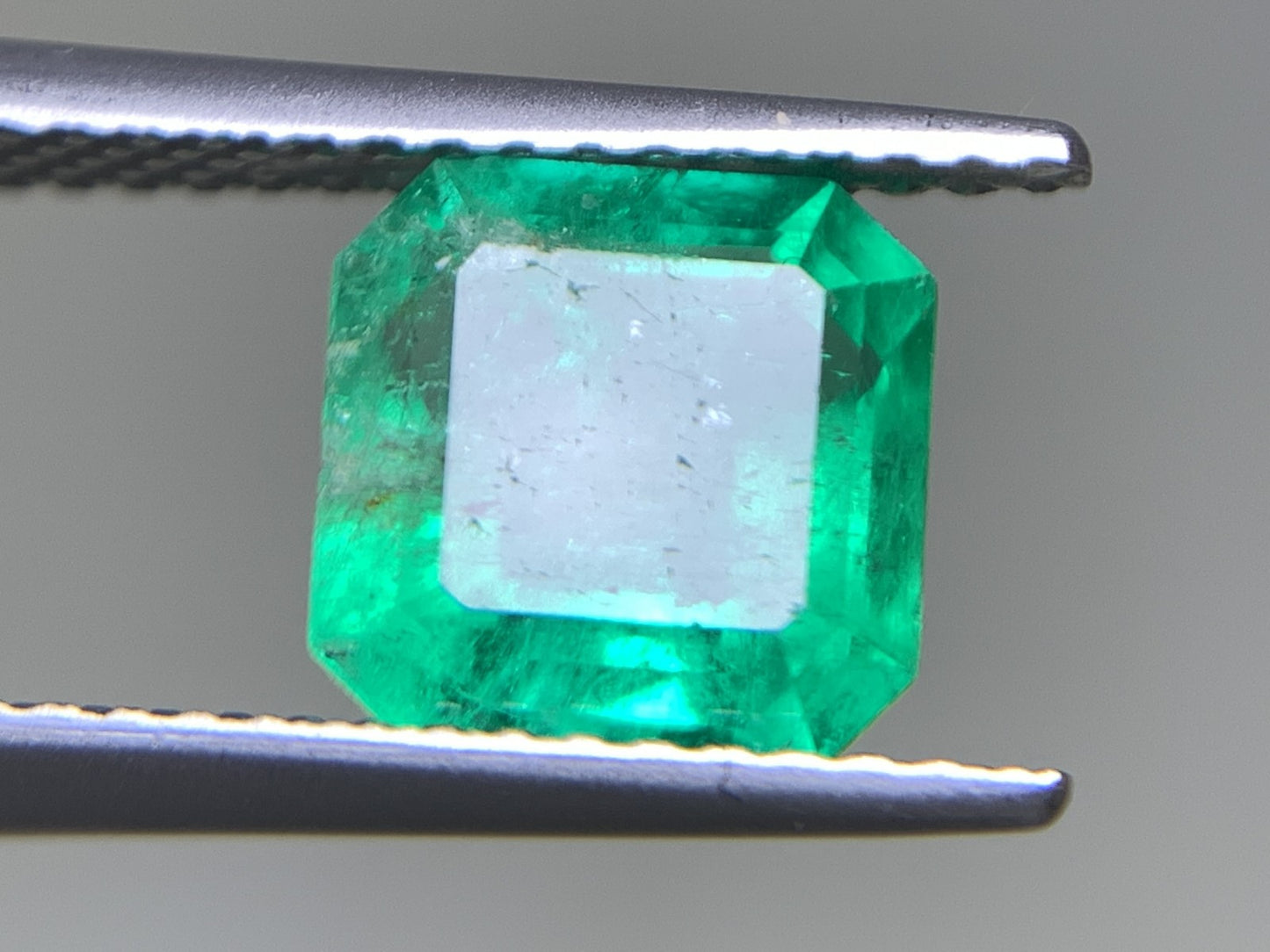 エメラルド 1.633ct 宝石ソーティング付き  7.72㎜×7.60㎜×4.05㎜  ルース（ 裸石 ） 2509Y