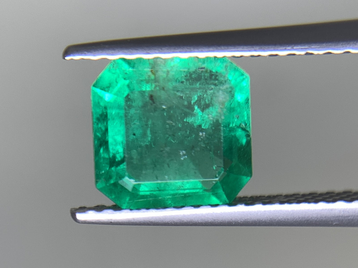 エメラルド 1.633ct 宝石ソーティング付き  7.72㎜×7.60㎜×4.05㎜  ルース（ 裸石 ） 2509Y