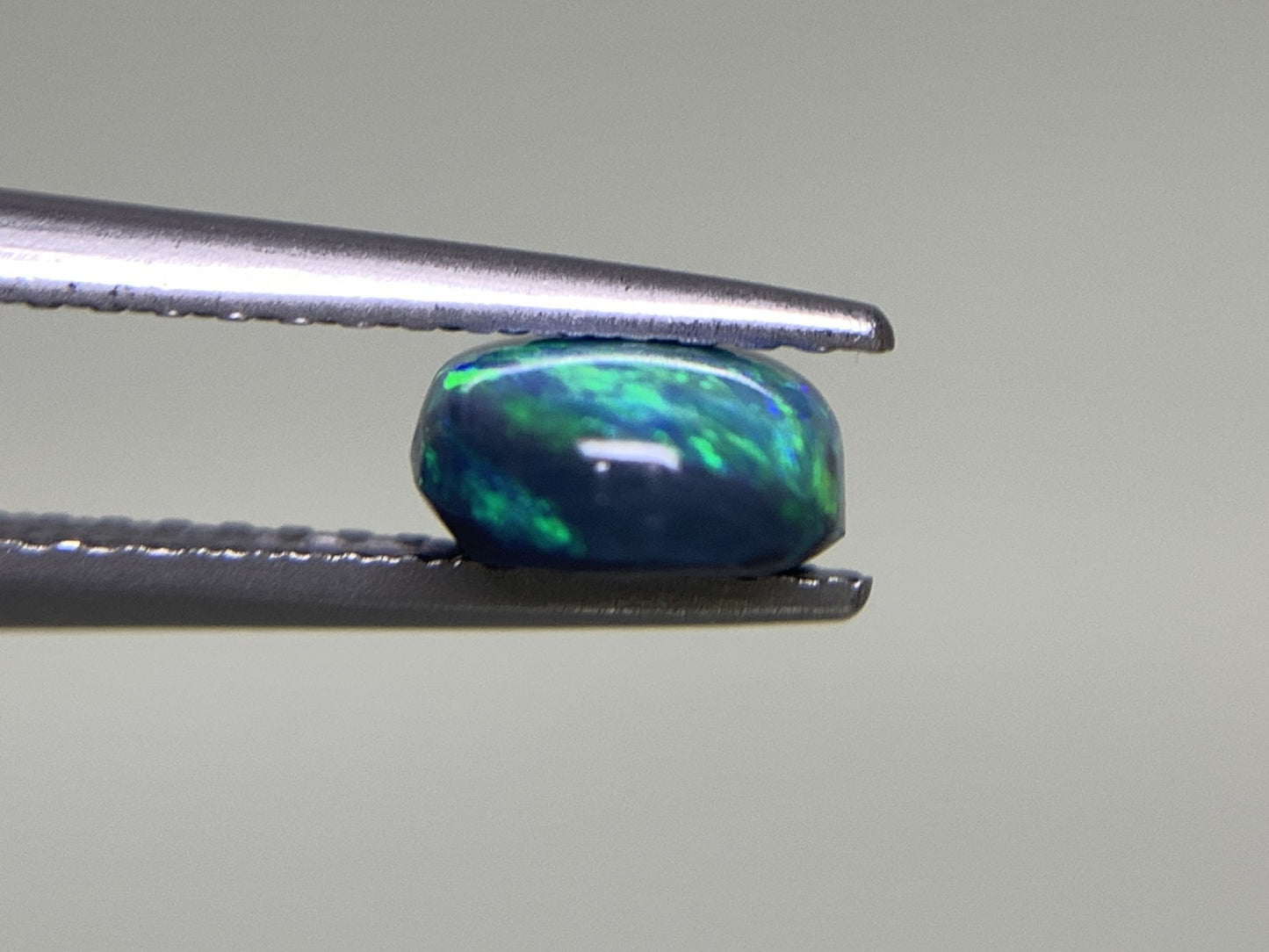 ブラックオパール 1.124ct 宝石ソーティング付き  8.9㎜×6.2㎜×3.1㎜  ルース（ 裸石 ） 3018Y