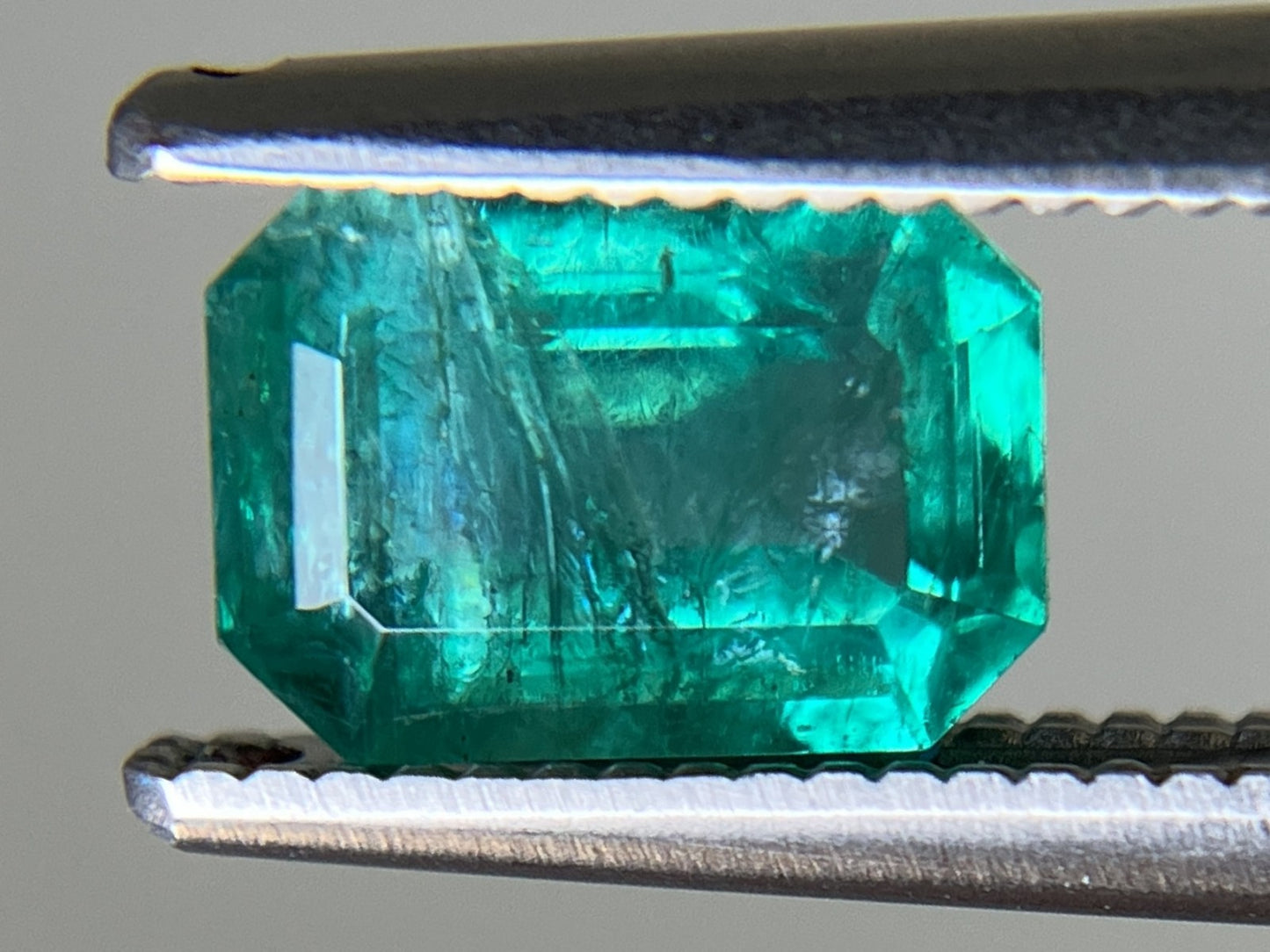 エメラルド 1.018ct 中央宝石ソーティング付き  7.16㎜×5.14㎜×3.77㎜  ルース（ 裸石 ） 4664YY