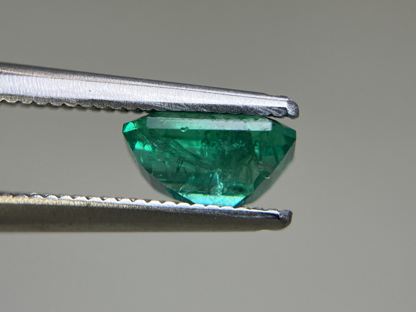 エメラルド 1.018ct 中央宝石ソーティング付き  7.16㎜×5.14㎜×3.77㎜  ルース（ 裸石 ） 4664YY
