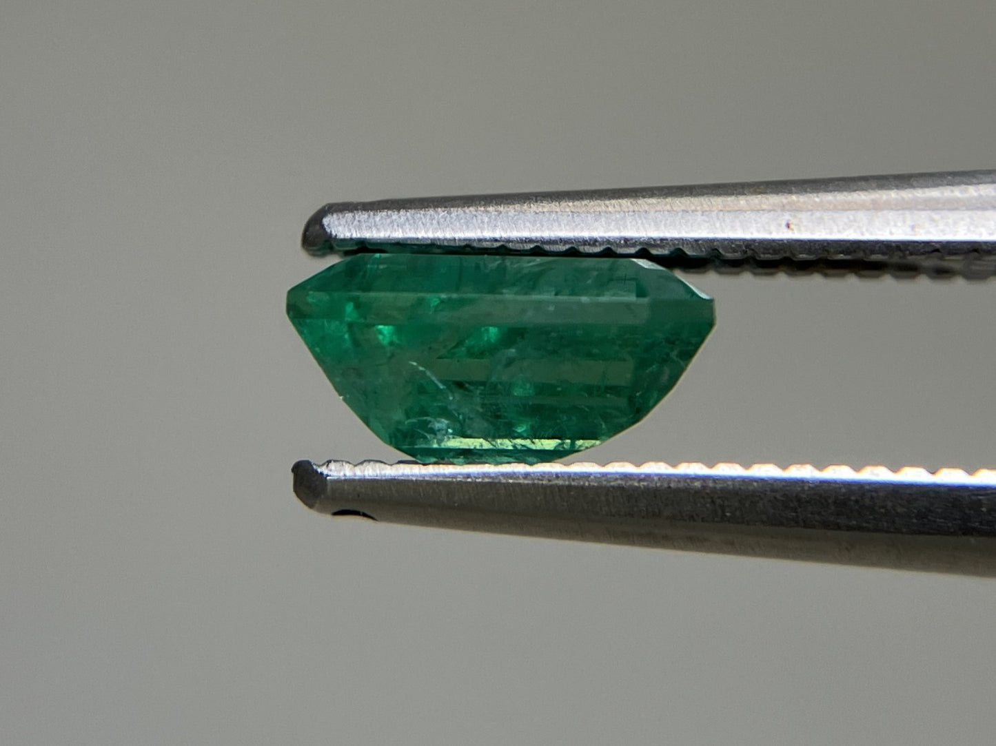 エメラルド 1.018ct 中央宝石ソーティング付き  7.16㎜×5.14㎜×3.77㎜  ルース（ 裸石 ） 4664YY