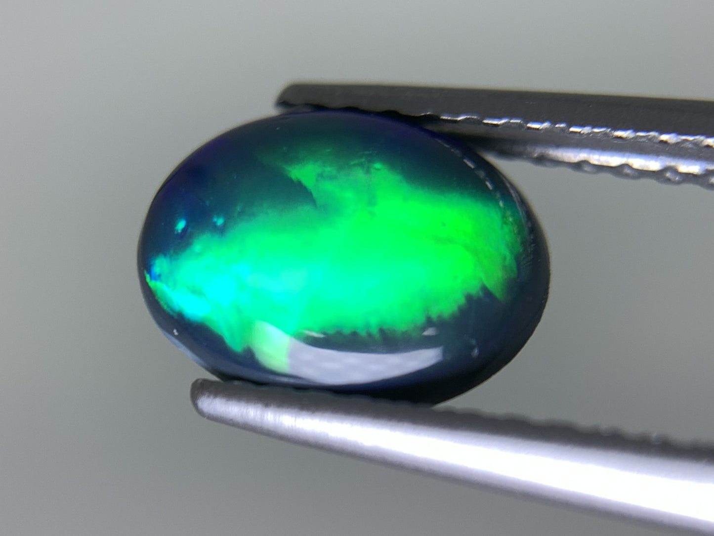ブラックオパール 1.007ct  中央宝石ソーティング付き  8.4㎜×6.4㎜×3.3㎜  天然 ルース（ 裸石 ） 4363Y