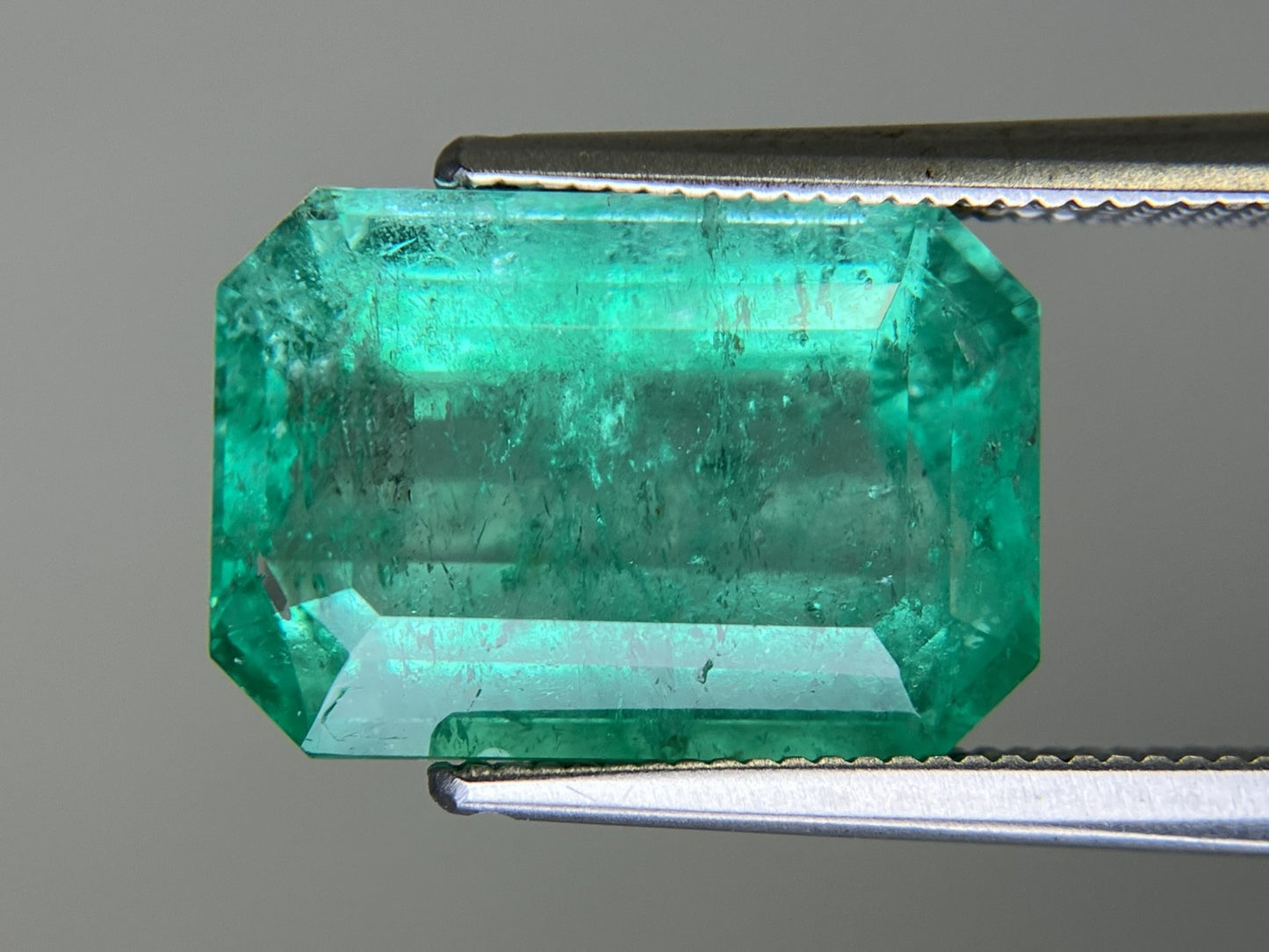 エメラルド 7.114ct  中央宝石鑑別書付き コロンビア産 14.39㎜×9.91㎜×6.50㎜  天然 ルース（ 裸石 ） 4679YY