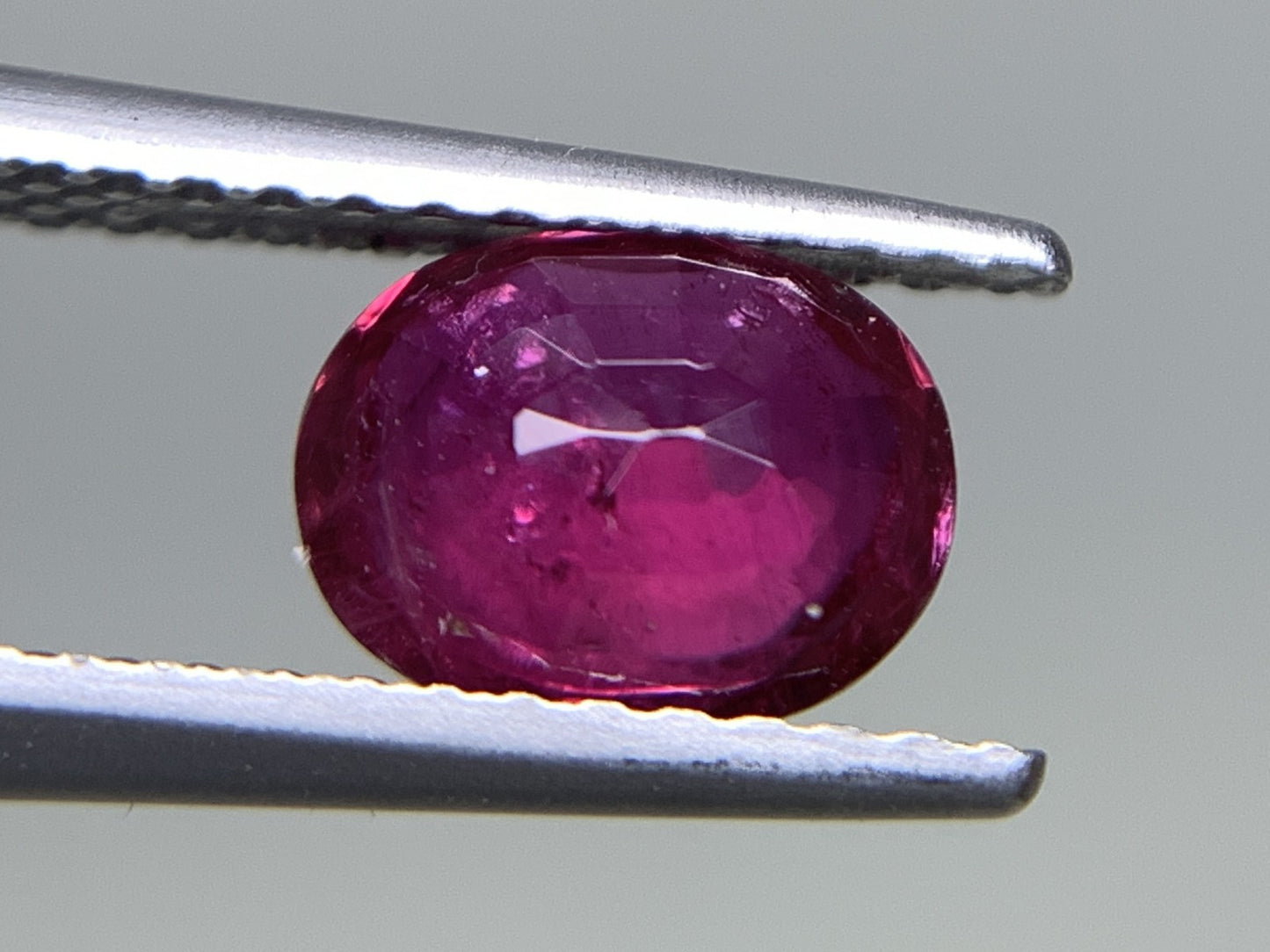 ルビー 天然  1.260ct  中央宝石ソーティング付き  7.21㎜×5.78㎜×3.12㎜  ルース（ 裸石 ） 2152Y