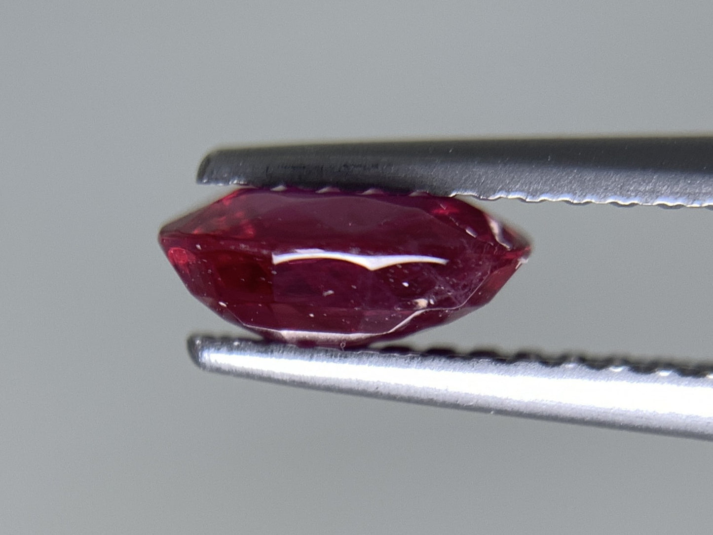 ルビー 天然  1.260ct  中央宝石ソーティング付き  7.21㎜×5.78㎜×3.12㎜  ルース（ 裸石 ） 2152Y